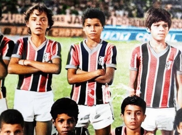 Rivaldo - fez a base e começou a carreira no Santa Cruz, em 1990, aos 18 anos.