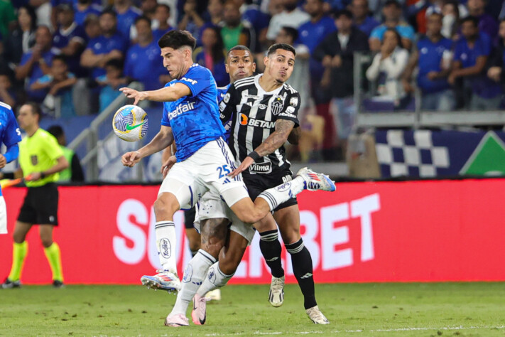 Cruzeiro: nove jogos - três vitórias - três vitórias - três derrotas