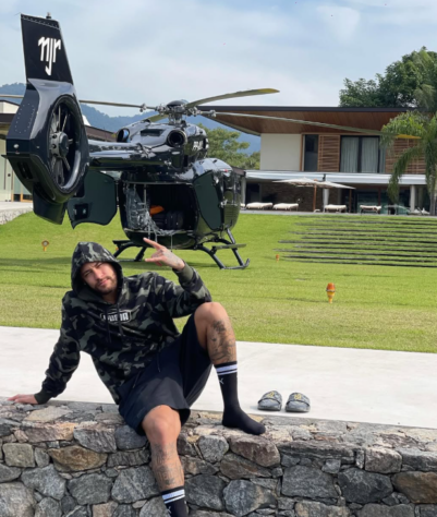   Neymar chegou no CT Rei Pelé de helicóptero nos primeiros dias e treino. O meia-atacante ainda morava em Mangaratiba (RJ) e se deslocava entre as duas cidades em voos que podem custar até R$ 7 mil.
