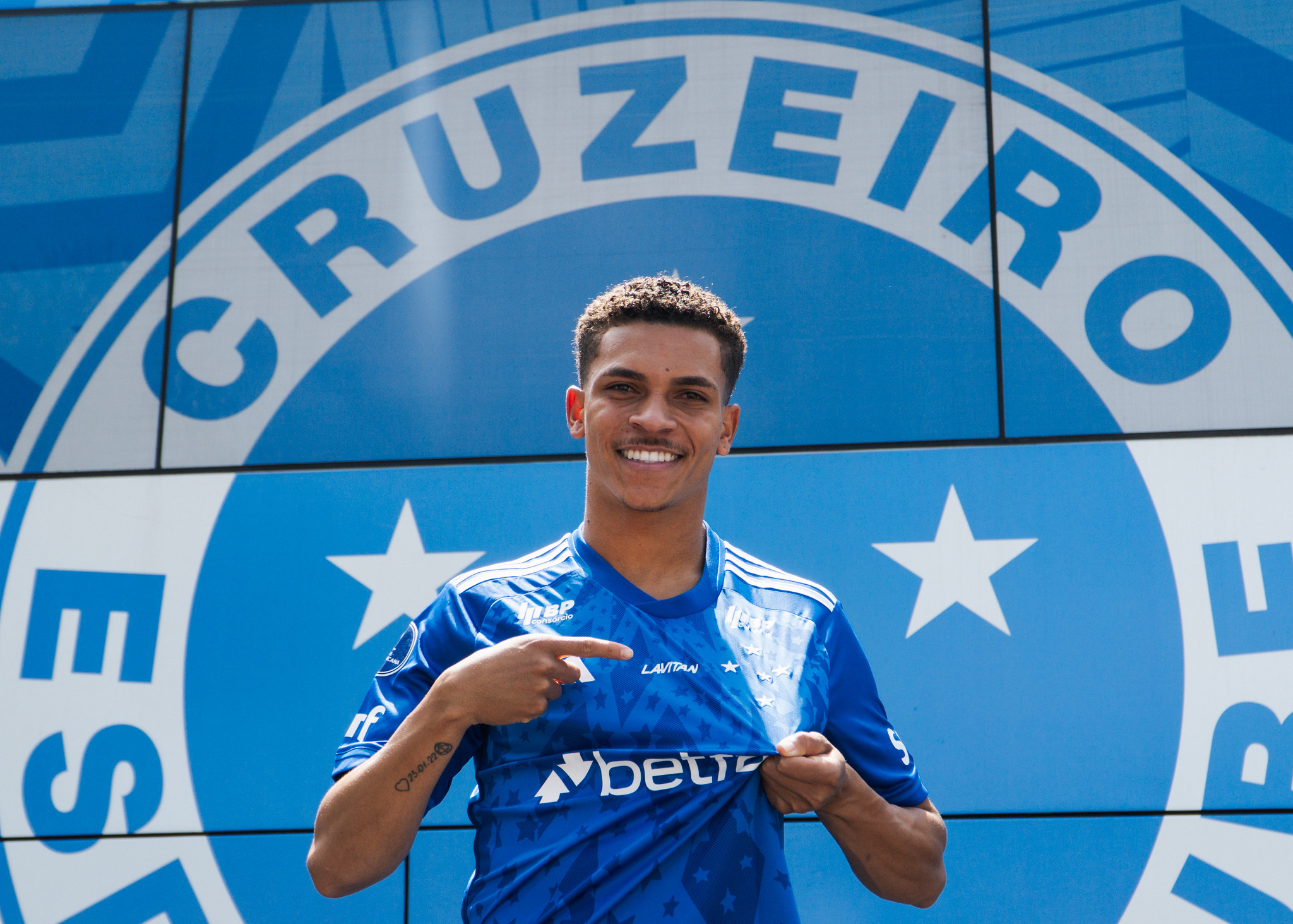 DE VOLTA PRA CASA! Rodriguinho não esconde felicidade em retorno ao Cruzeiro para 2025