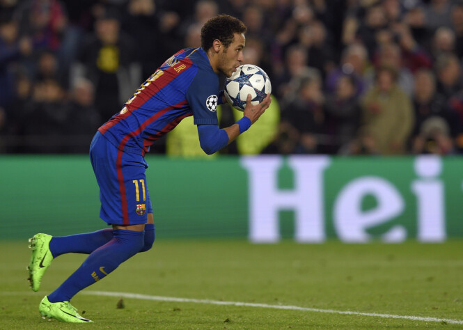 Um gol lindo e importante. No histórico jogo entre Barcelona e PSG, Neymar puxou a responsabilidade, bateu uma falta no ângulo e garantiu a classificação na Champions