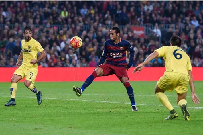 Contra o Villareal, em 2016, Neymar recebeu uma bola cruzada de Suarez, deu um chapéu de costas no marcador rival e mandou para o fundo das redes