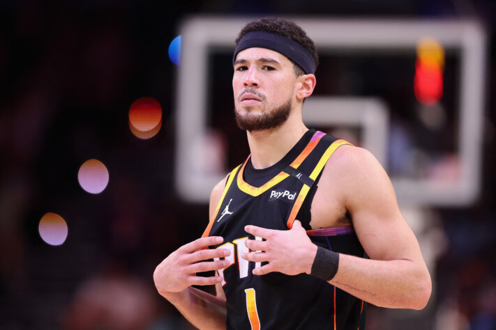 3️⃣ Devin Booker (Phoenix Suns) – US$ 55.110.496 (R$ 317 milhões)