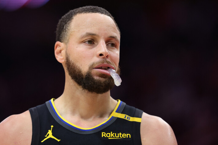 5️⃣ Stephen Curry (Golden State Warriors) – US$ 53.838.416 (R$ 310 milhões)