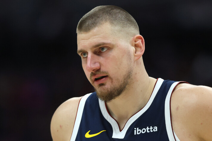 Nesta quarta-feira (19), Nikola Jokić está completando 30 anos de idade. O sérvio, que esteve presente no Top 75 da NBA, está completando mais um ano e segue firme na corrida pelo quarto MVP da sua carreira. Veja algumas conquistas do jogador: