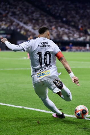 Capitão, armador, batedor de faltas, escanteios, finalizador. Neymar faz de tudo no Santos.