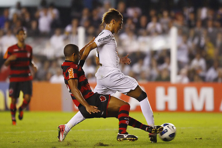 Em jogo eletrizante entre Flamengo e Santos, o gol de Neymar driblando quase toda zaga do Fla foi destaque, levando o brasileiro a ganhar o prêmio Puskas em 2011