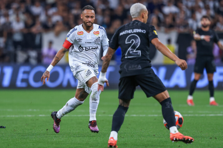 Neymar jogou o primeiro clássico contra o Corinthians, que venceu a partida por 2 a 1.