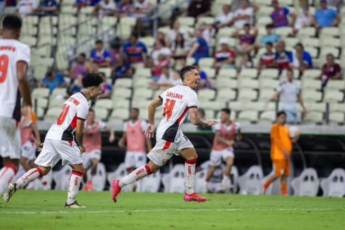 Vitória: 12 jogos - oito vitórias - quatro empates