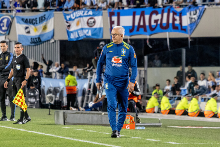 Em uma noite histórica, a Argentina venceu, ou melhor, acabou com a Seleção Brasileiro por 4 a 1, no Estádio Monumental de Núñez, em Buenos Aires, pela 14ª rodada das Eliminatórias para a Copa do Mundo de 2026. Com o resultado, a permanência do técnico Dorival Júnior é incerta. Por isso, o Lance! separou uma lista dos técnicos que podem assumir o comando da maior seleção do mundo; veja
