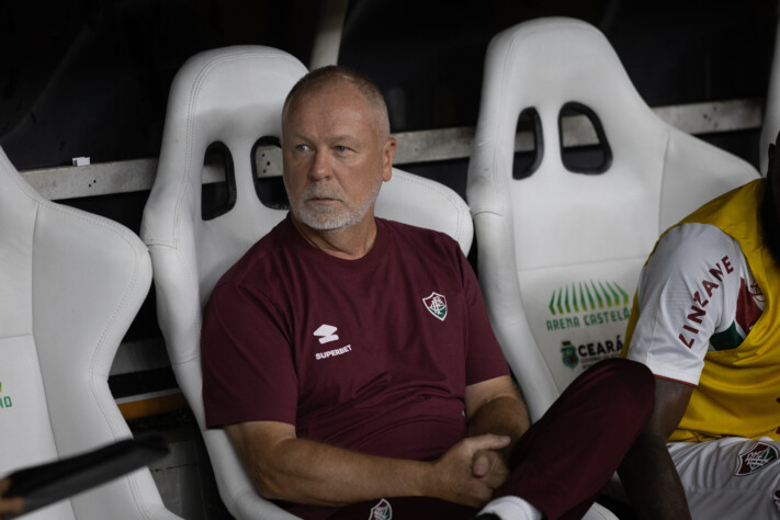 Mano Menezes não é mais o técnico do Fluminense. O clube anunciou, na madrugada no último domingo (30), a queda do comandante. A decisão por parte do clube aconteceu poucas horas após a derrota para o Fortaleza, pela primeira rodada do Brasileirão de 2025. Por isso, o Lance! separou uma lista com os tecnicos demitidos após primeira rodada do Brasileirão