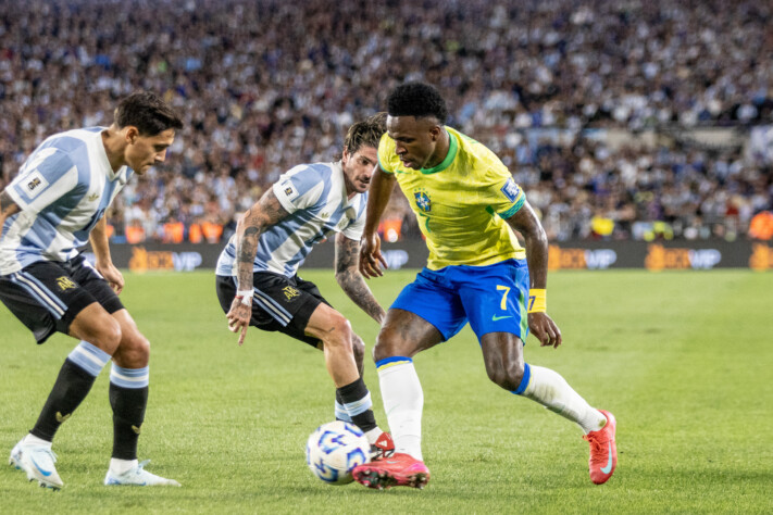 Mesmo com a derrota para a Argentina por 4 a 1 na última terça-feira (25), a Seleção Brasileira aumentou suas chances de se classificar para a Copa do Mundo de 2026; confira as chances de classificação direta entre os países da América Latina! (Fonte: Ge)
