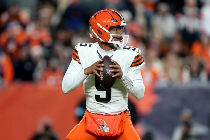 5. Jameis Winston - Na última temporada, o jogador conseguiu uma taxa de 61,1% de conclusão de passes, garantindo 181 em 296 tentativas. Ao todo, foram 2.121 jardas aéreas e 13 touchdowns conquistados com o Cleveland Browns.