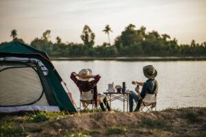 pessoas acampando na beira de um lago