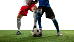 jogadores de futebol disputando a bola
