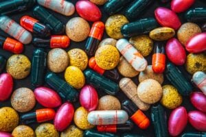 pílulas e comprimidos multivitamínicos