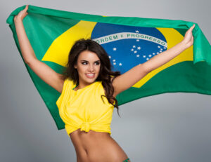 torcedora segurando a bandeira do brasil