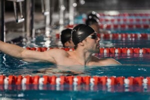 Na piscina olímpica usando touca de natação