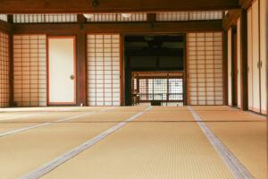 Sala em estilo japonês com tatame tradicional