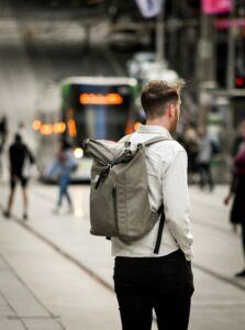 homem usando mochila