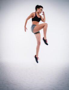 mulher pulando com energia