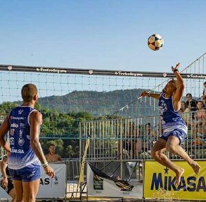 Homem cabeceando a bola de futevôlei