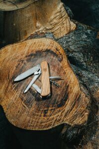 Canivete multiuso com cabo de madeira.