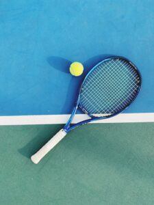 Jogo de tênis. bola de tênis com raquete na quadra de tênis