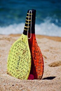 Duas raquetes na areia