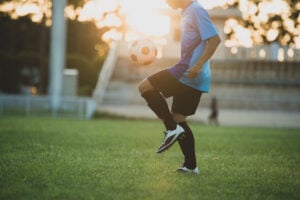 Criança jogando futebol