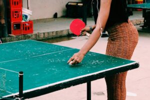 Pessoas jogando ping-pong