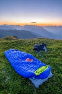 Dormindo nas montanhas com saco de dormir