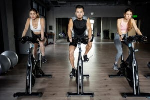 Treino de bicicleta ergométrica na academia