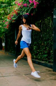 Mulher correndo usando shorts feminino fitness