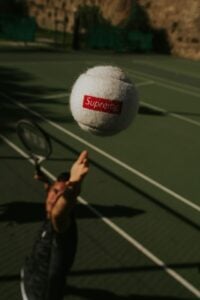 Homem jogando tênis.