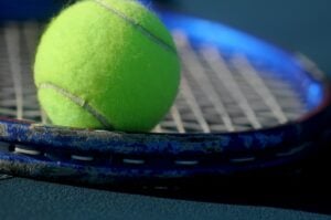 bola de tênis e raquete