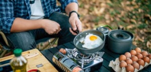 Cozinhando com fogareiro durante acampamento