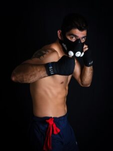 Lutador usando máscara esportiva.