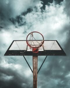 Cesta de basquete e nuvens.