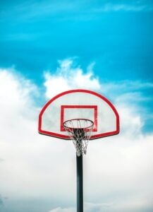 Tabela de basquete a céu aberto.