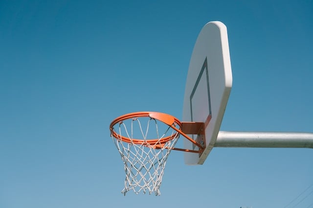 Quatro Amigos Jogando Basquete Em Uma Quadra Pública Ao Ar Livre