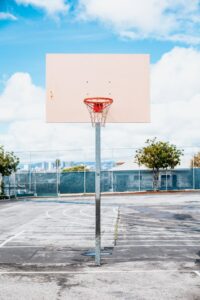 tabela de basquete em quadra ao ar livre