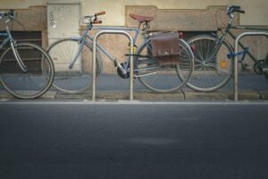 Bicicletas em seguranças presas com cadeado.