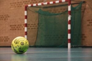 Bola de handebol em quadra.