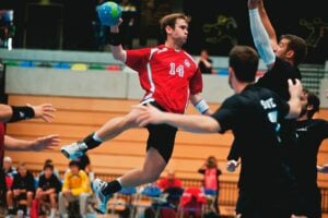 Homem treinando handebol.