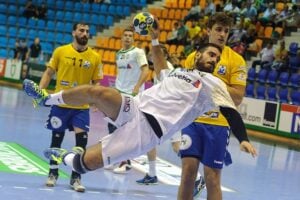 Jogador de handebol profissional.