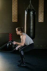 Homem treinando de calça.