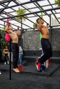 Homens usando calça esportiva.