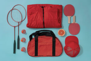 Raqueteira e equipamentos de tênis e ping pong.
