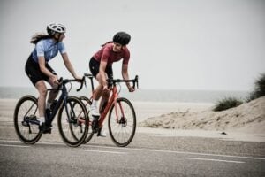 Mulheres andando de bicicleta com capacete.